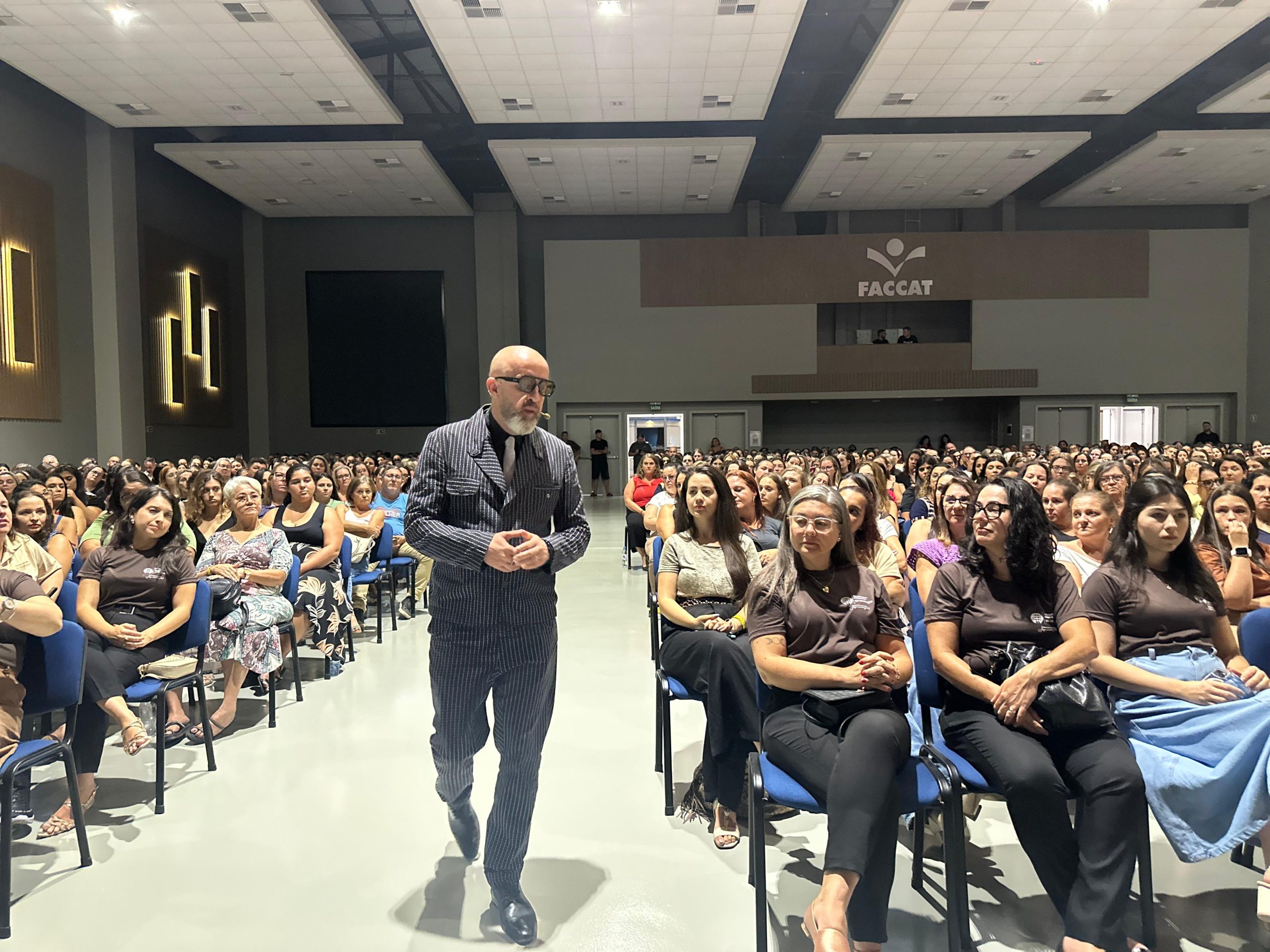 Carpinejar abre ano letivo da rede municipal de Parobé com palestra sobre afeto e presença