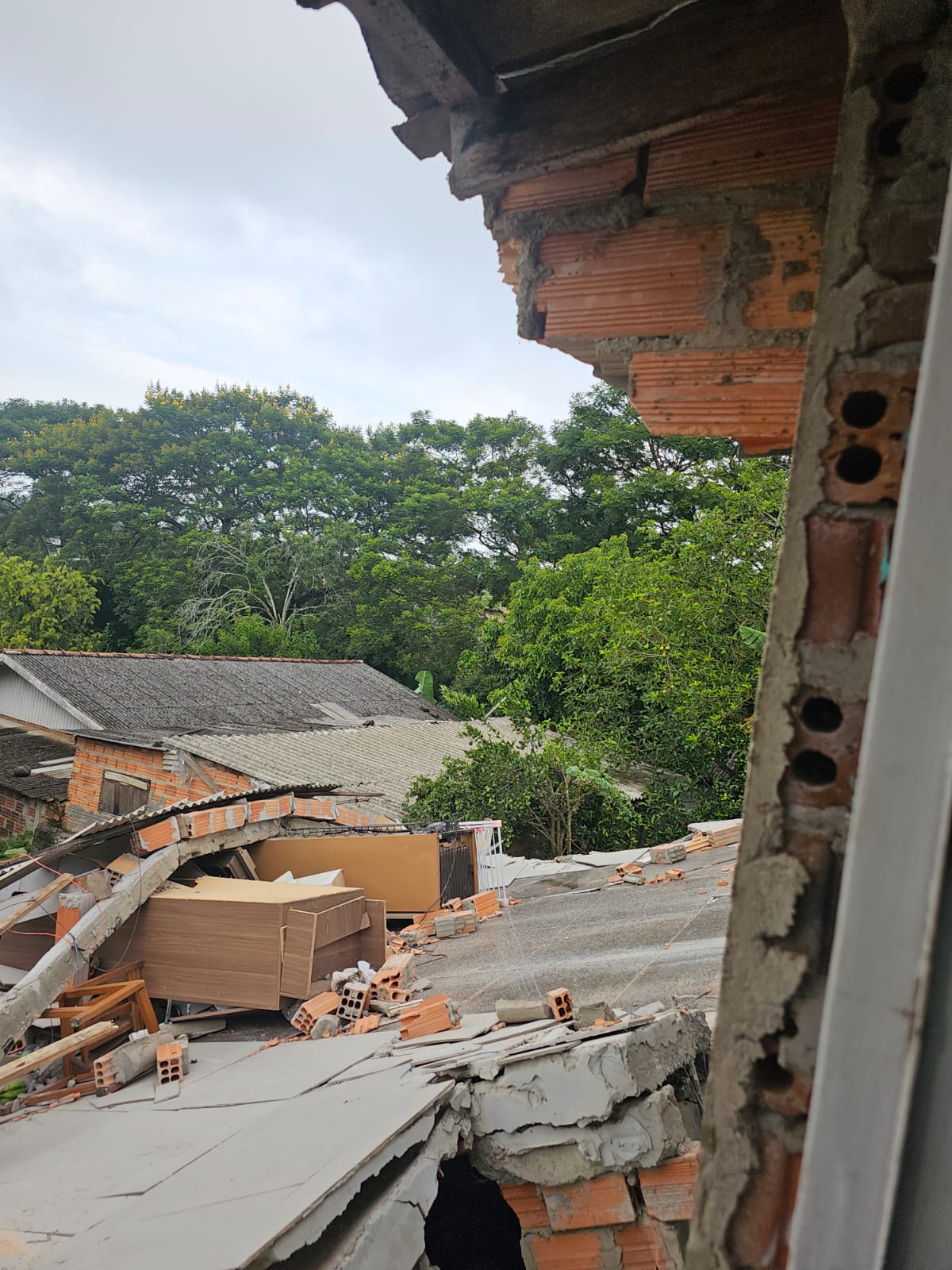 Temporal causou danos em residência e falta de luz em Taquara