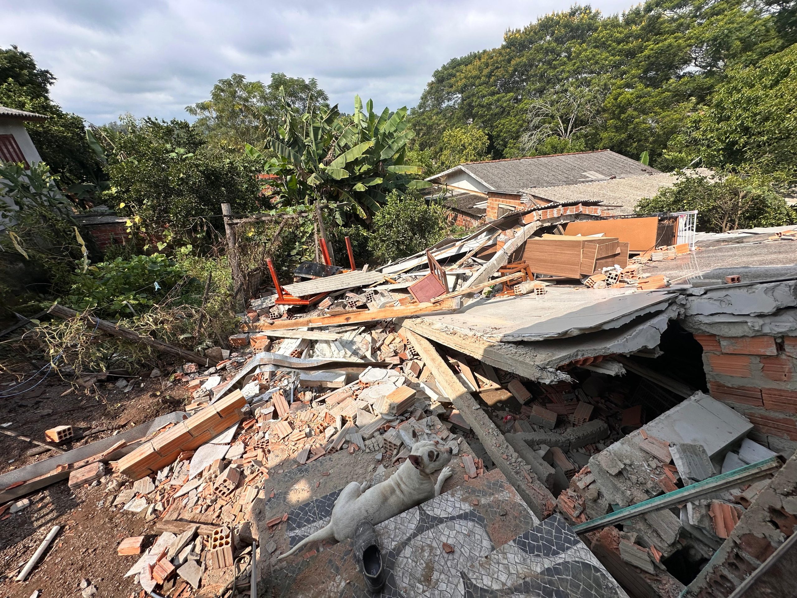Clarão, estouro e desabamento: moradora relata momentos de pânico durante temporal em Taquara