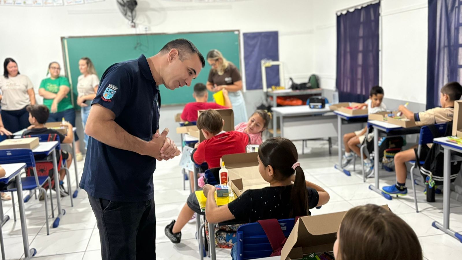 Mais de 10 mil estudantes retornam às aulas e recebem kits escolares na rede municipal de Parobé