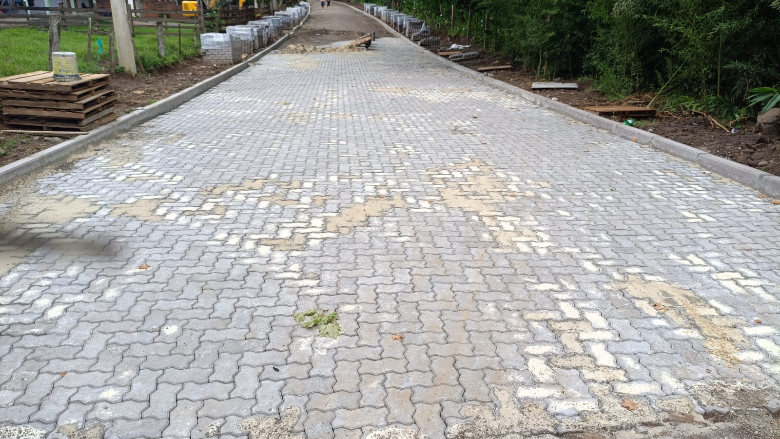 Estrada Epitácio Fernandes é bloqueada para colocação de blocos de concreto em Taquara