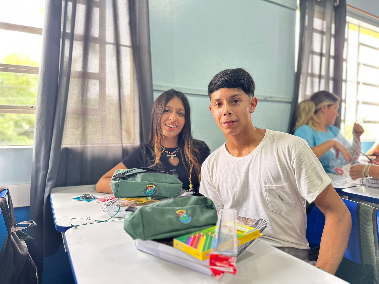 Entrega de kits escolares marca início do ano letivo na rede municipal de Três Coroas