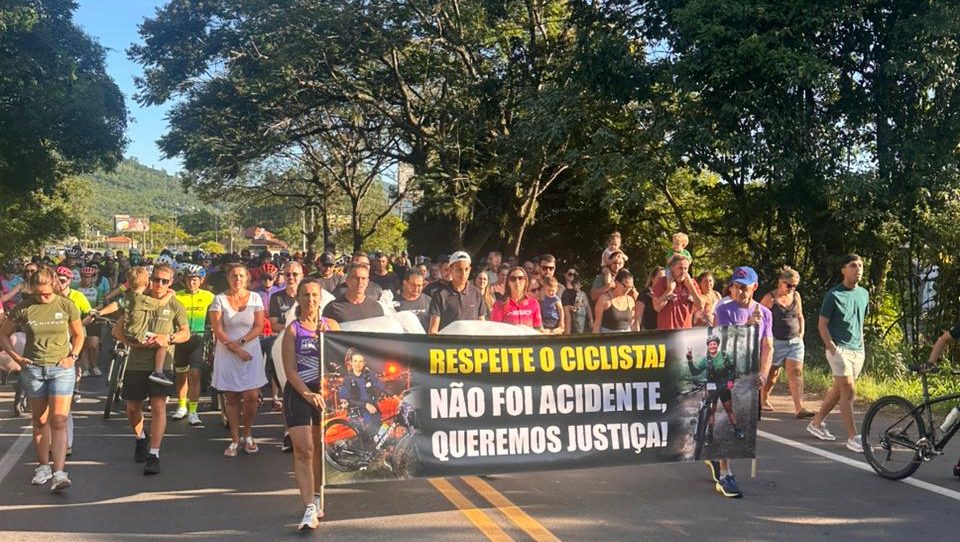 Ato pacífico marca luto e cobrança por justiça após tragédia envolvendo ciclistas na ERS-115
