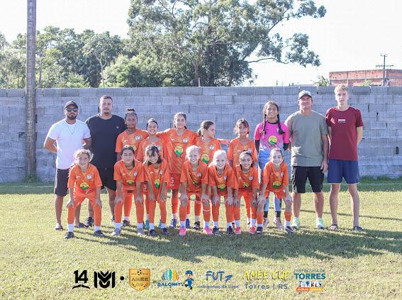 Time de meninas de Parobé se destaca em competição masculina de futebol de base