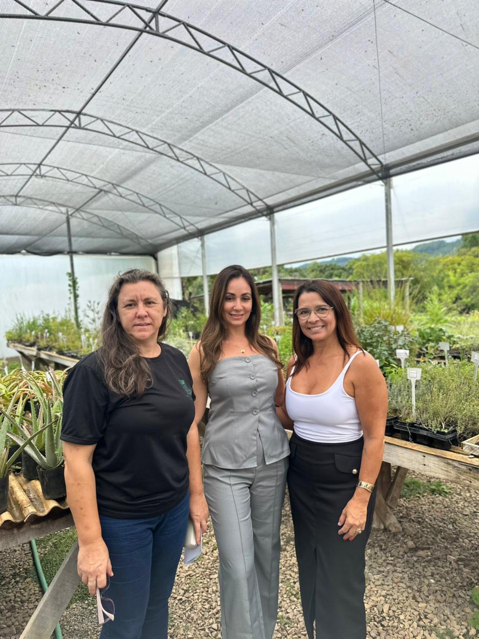 Prefeitura de Parobé realiza visita técnica à Farmácia Viva de Nova Petrópolis