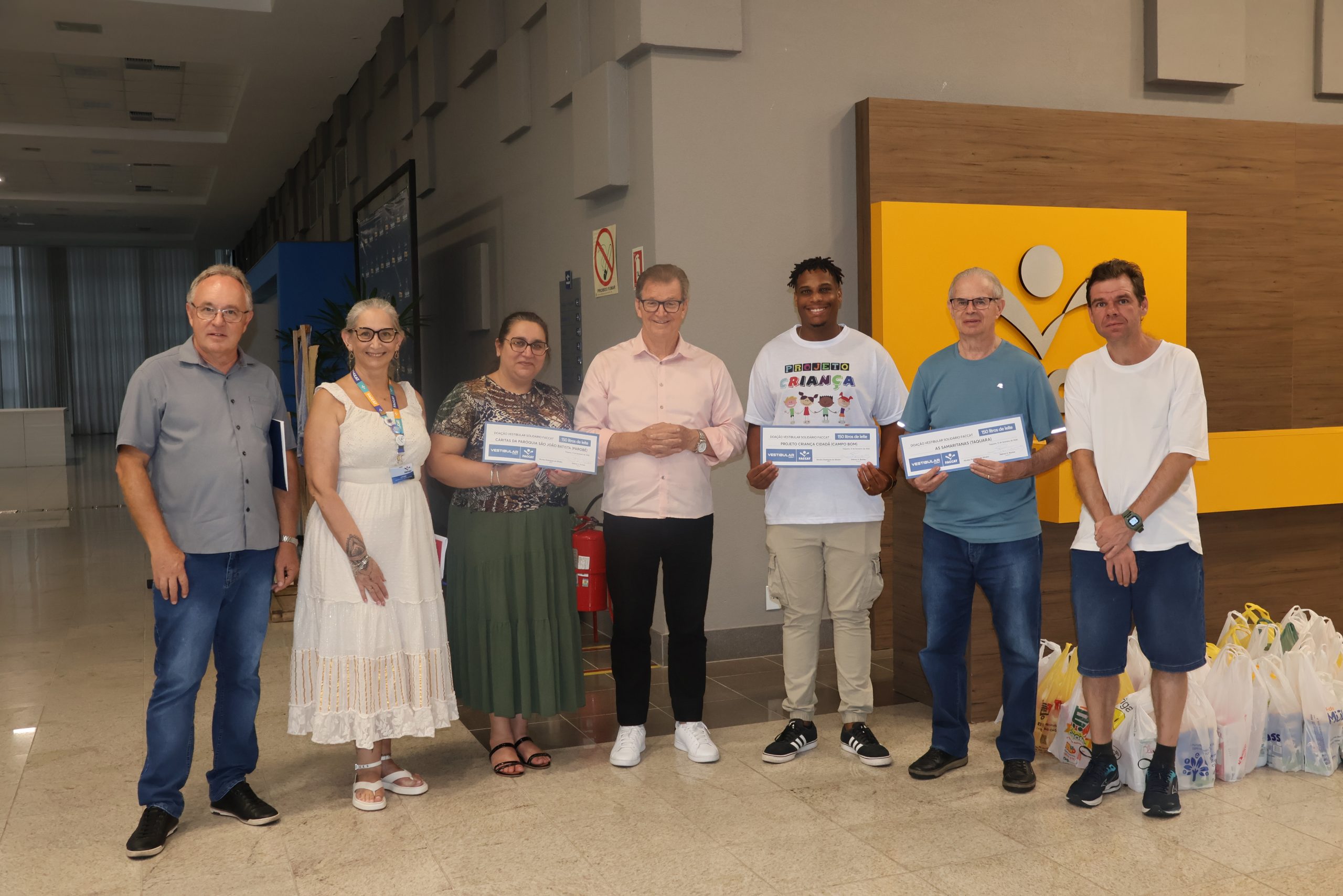 Faccat realiza entrega de leite arrecadado no Vestibular a entidades sociais