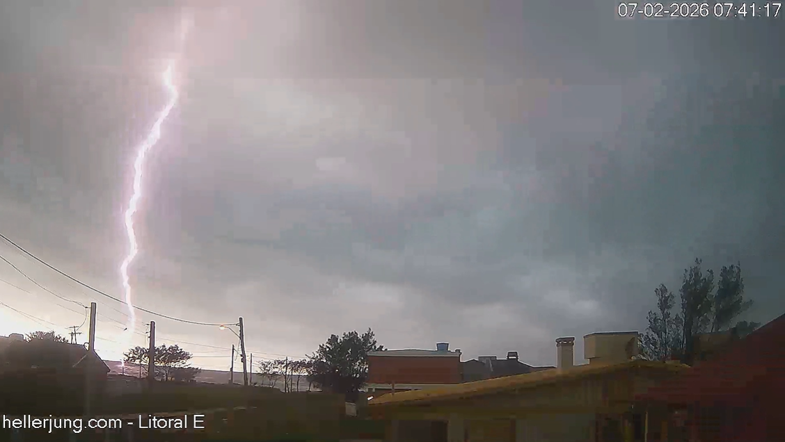 Observatório de Taquara flagra queda de raio no mar de Tramandaí