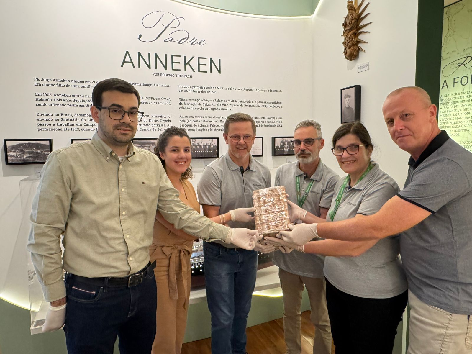 Memorial Anneken recebe edição rara de Bíblia alemã em seu acervo