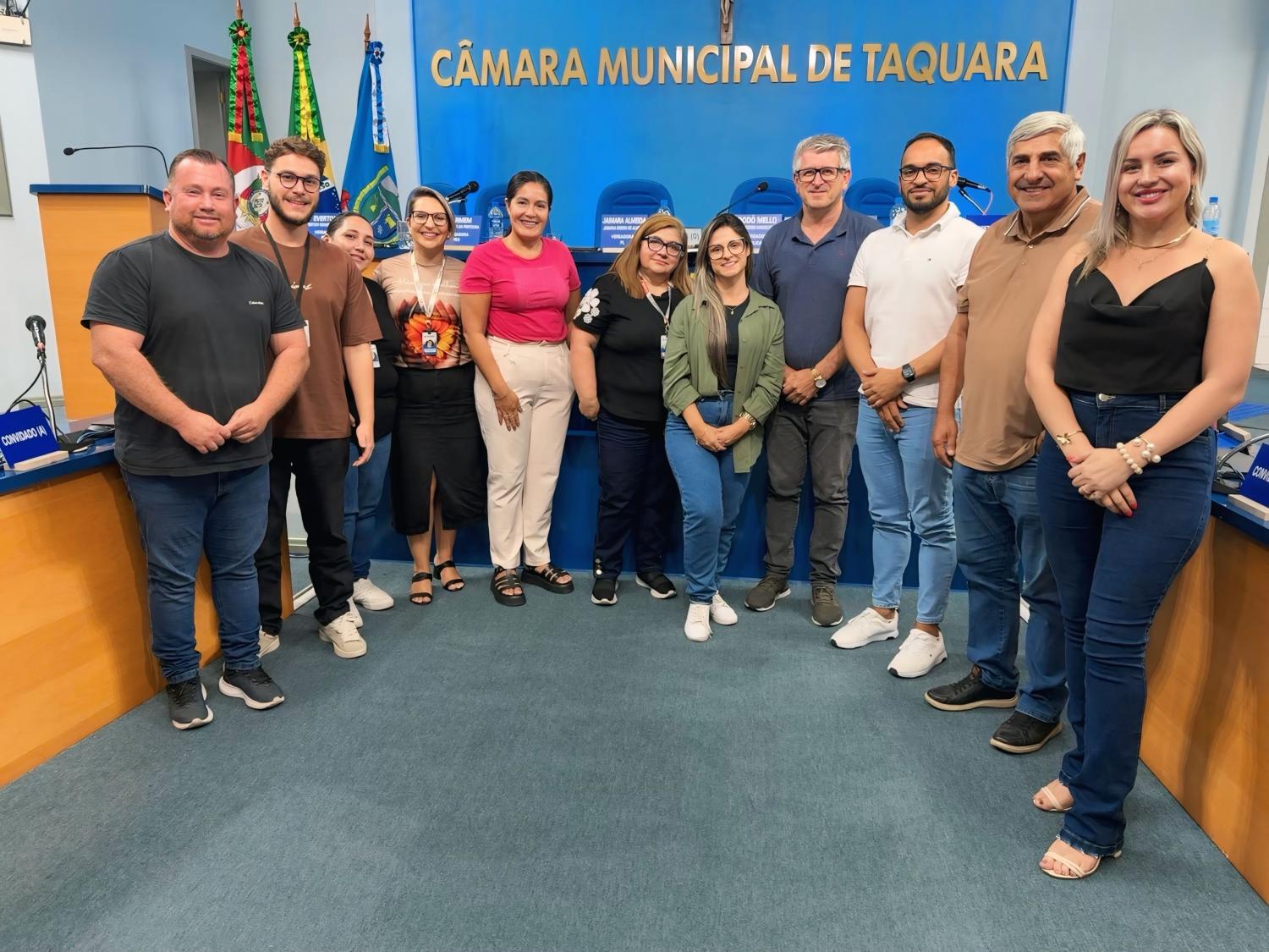 Câmara de Taquara recebe profissionais da assistência social para apresentação sobre serviços à população