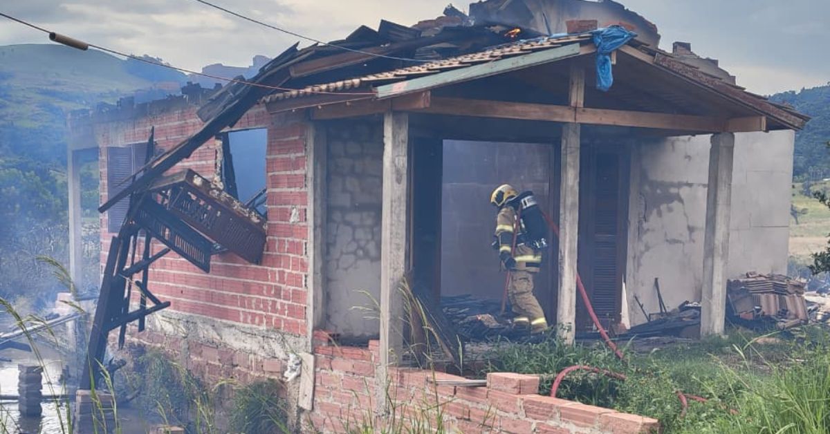 Incêndio destrói residência no interior de Taquara