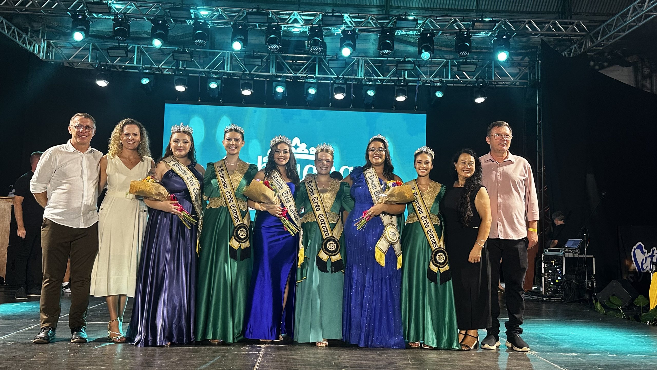 Três Coroas conhece suas novas soberanas em noite de celebração e tradição