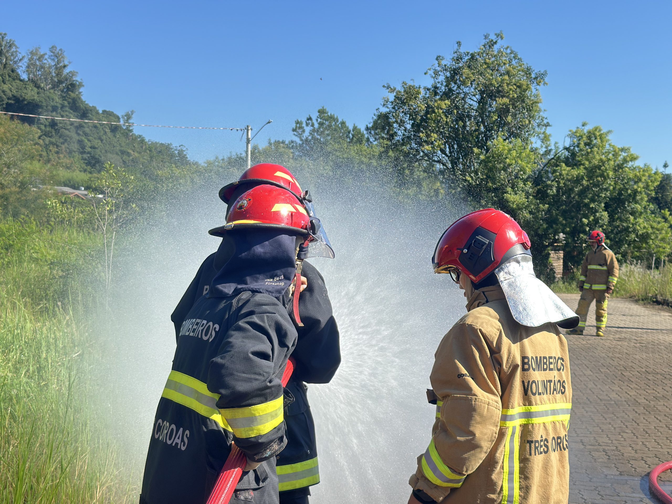 Projeto “Bombeiro por um dia” proporciona vivência e incentiva cidadania entre estudantes em Três Coroas