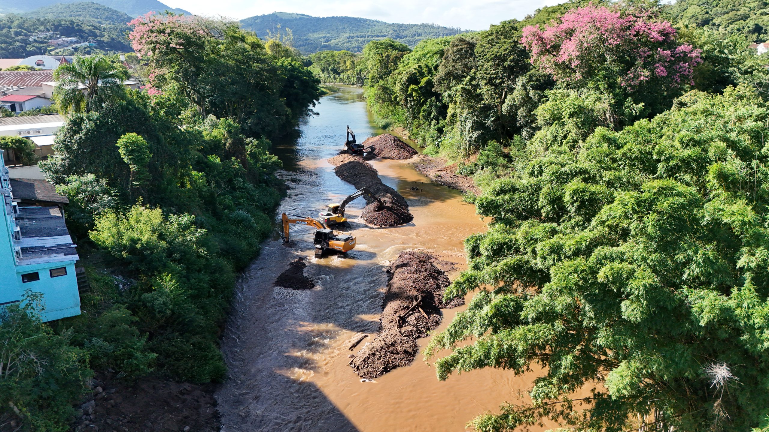 Prefeitura intensifica ações de desassoreamento para prevenir impactos das chuvas em Igrejinha