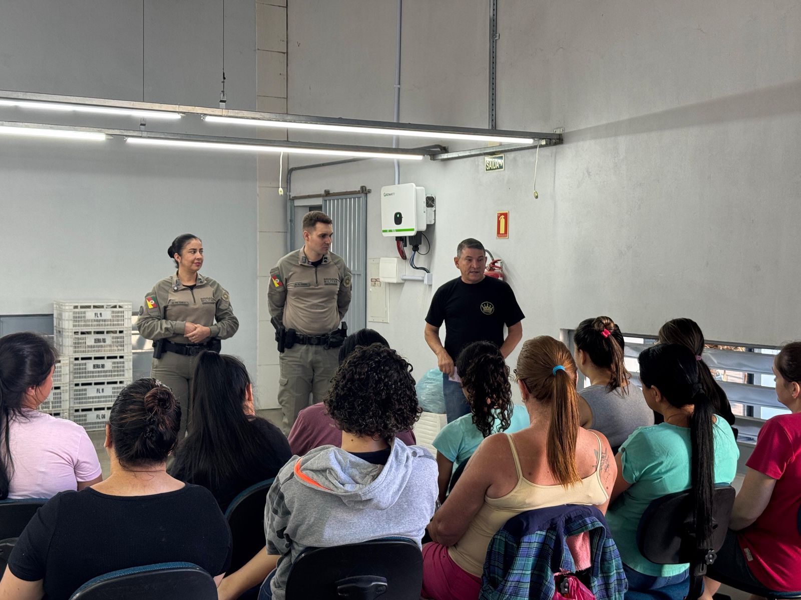 Brigada Militar realiza ação da Operação Mulheres em empresa de Rolante