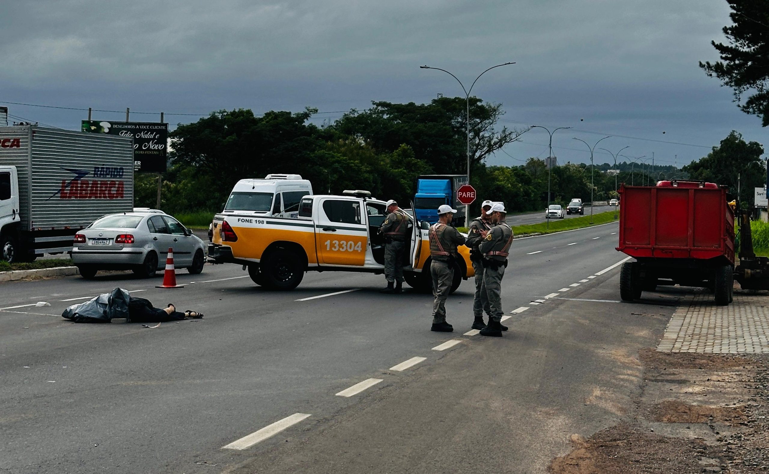 Motociclista morre após bater em trator e ser atingido por outros veículos na ERS-239, em Parobé