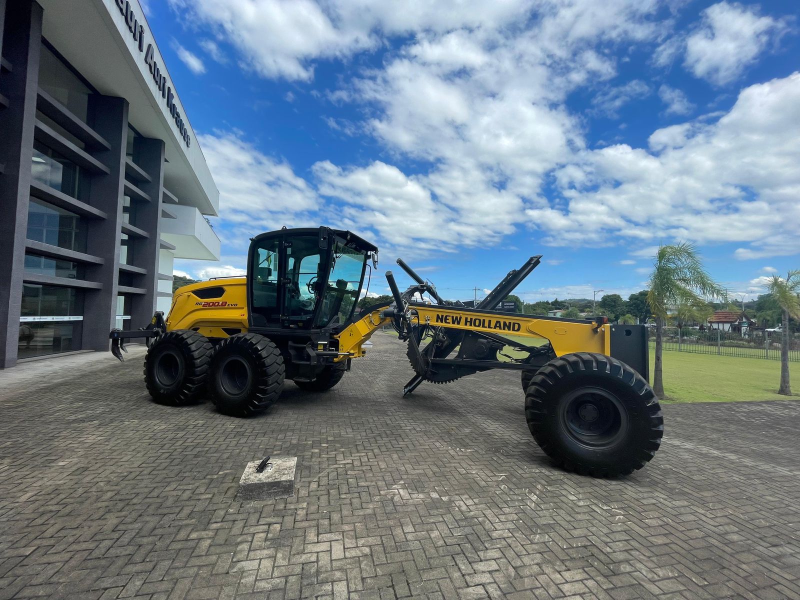 Igrejinha adquire nova motoniveladora para reforçar serviços da Secretaria de Obras