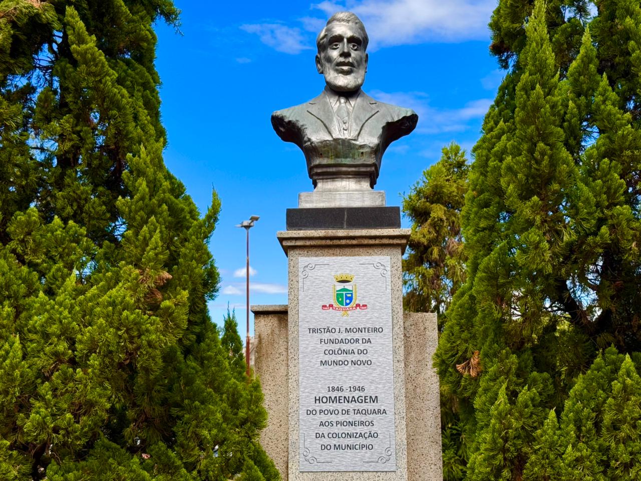Placas de monumentos são recolocadas após serem furtadas por vândalos no centro de Taquara