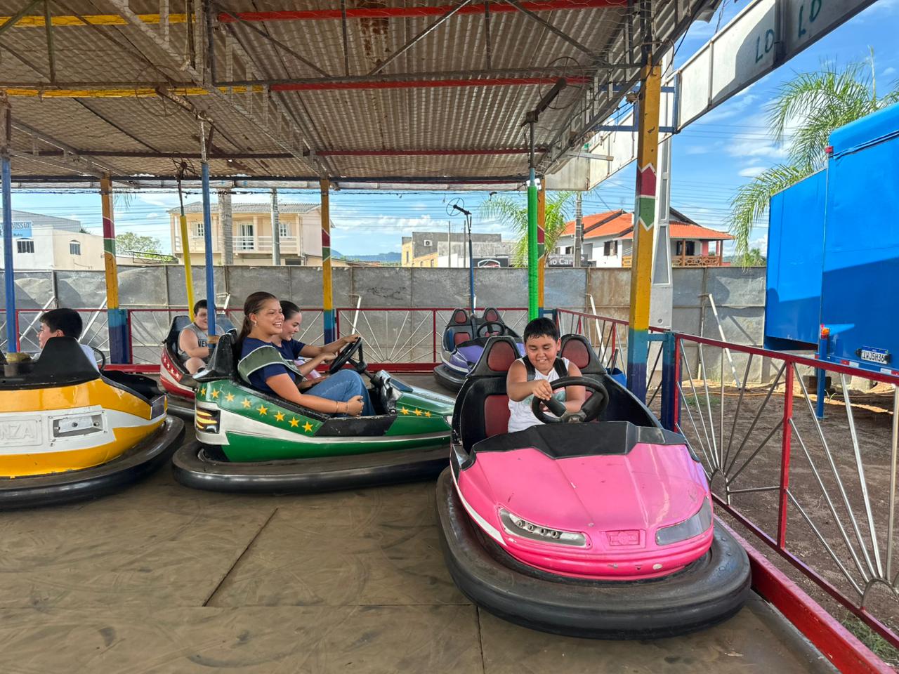 Crianças da rede municipal participam de atividades no parque de diversões do Festejando Parobé