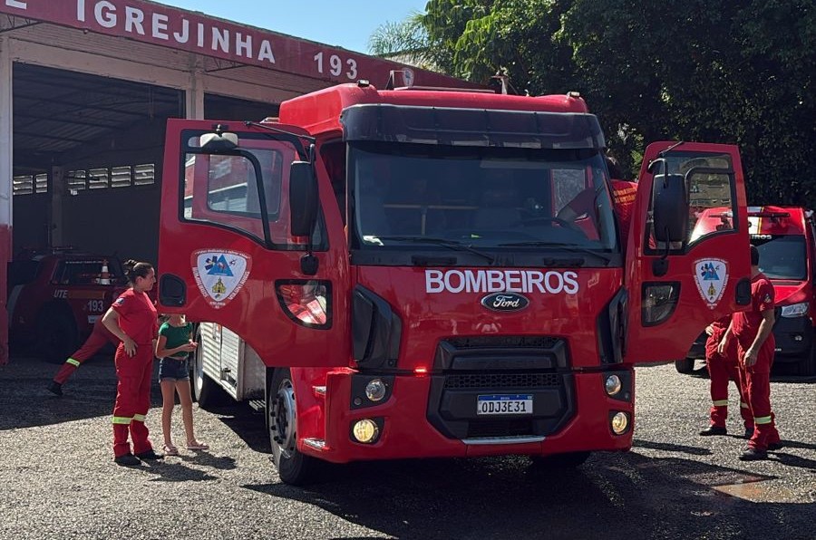 Bombeiros Voluntários de Igrejinha recebem novo caminhão tanque