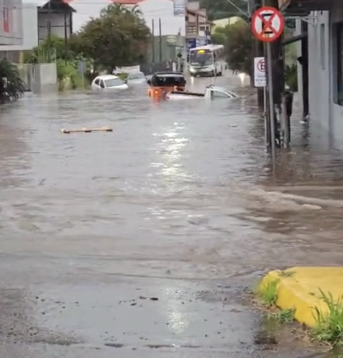 Temporal provoca alagamentos em diversos bairros de Taquara nesta terça-feira (17); veja fotos