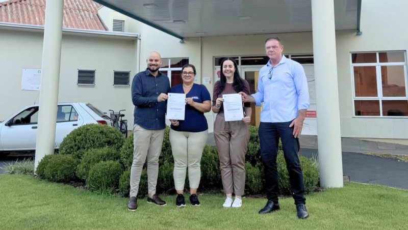 Deputada Federal Franciane Bayer entrega ofício de emenda parlamentar ao Hospital Bom Pastor