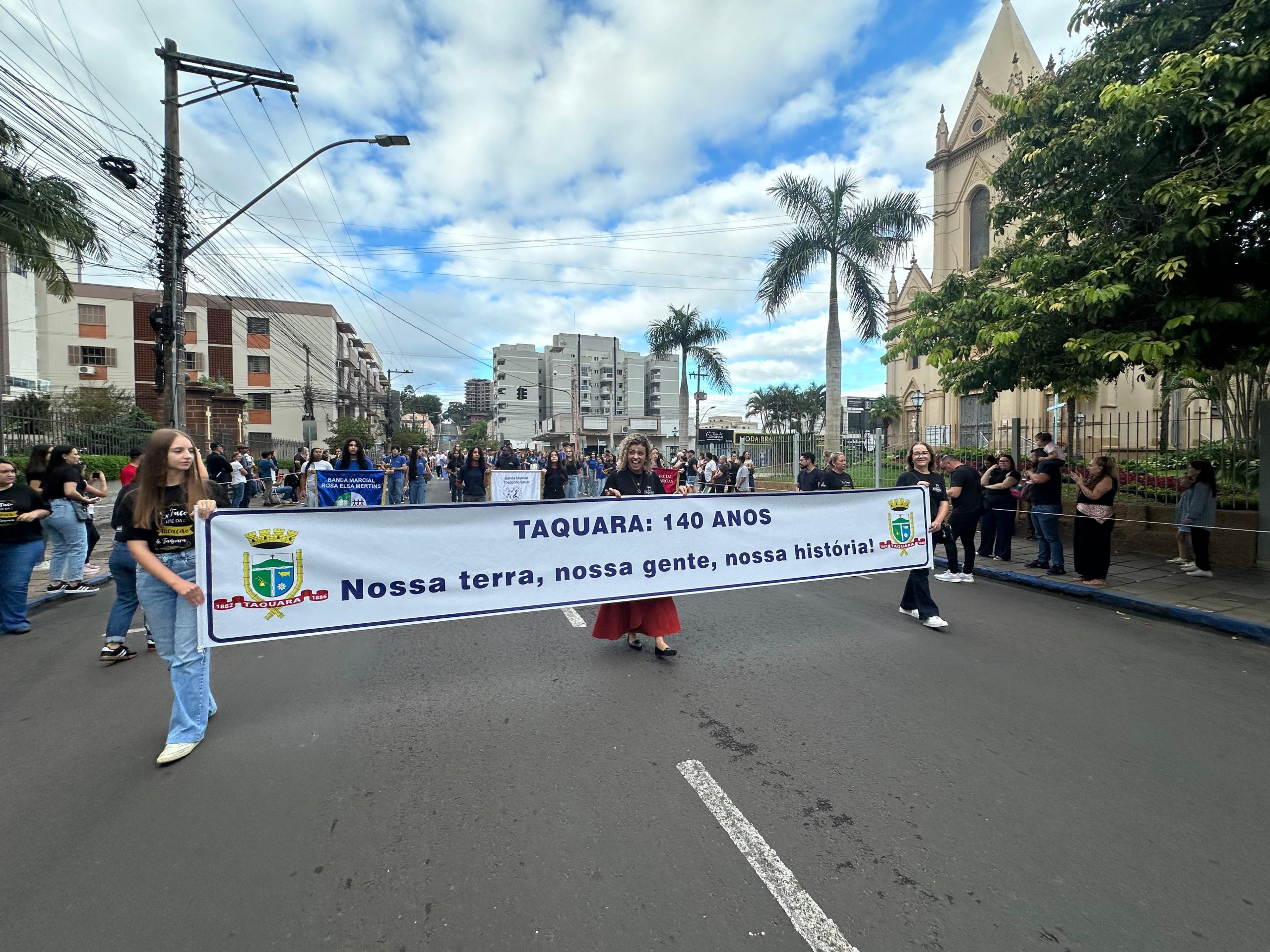 Com presença regional, desfile abre programação da celebração aos 140 anos de Taquara