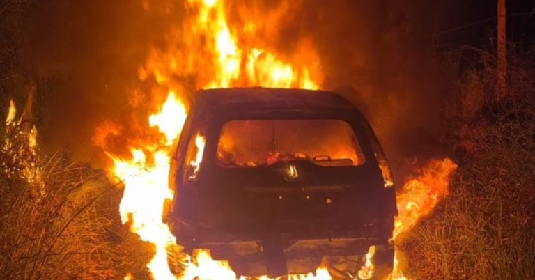 Incêndio em veículo é controlado pelos bombeiros no interior de Taquara