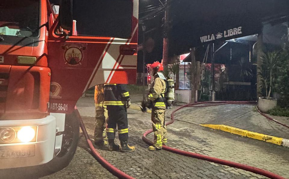 Casa noturna de Três Coroas é atingida por incêndio