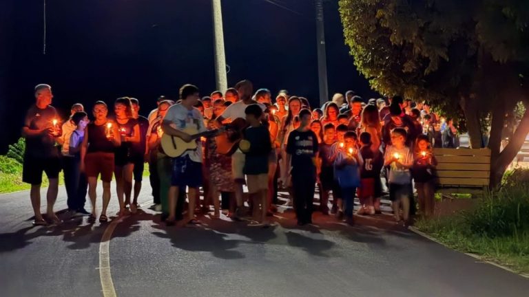 Caminhada Iluminada do Lar Padilha reúne comunidade em noite de fé e reflexão em Taquara