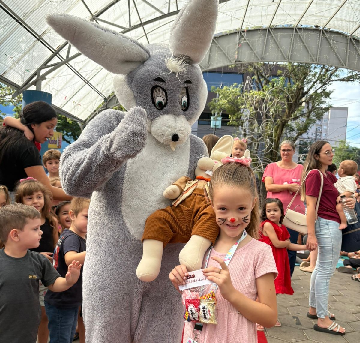 Vila do Coelho encanta famílias e reúne mais de 500 crianças em ação especial de Páscoa em Parobé