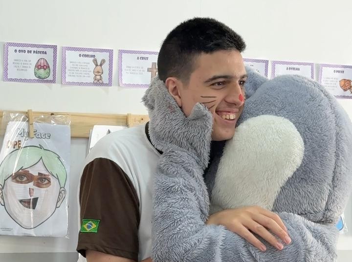 Ação de Páscoa leva carinho e inclusão aos alunos da Escola Especial Flávia Maria Brito em Parobé