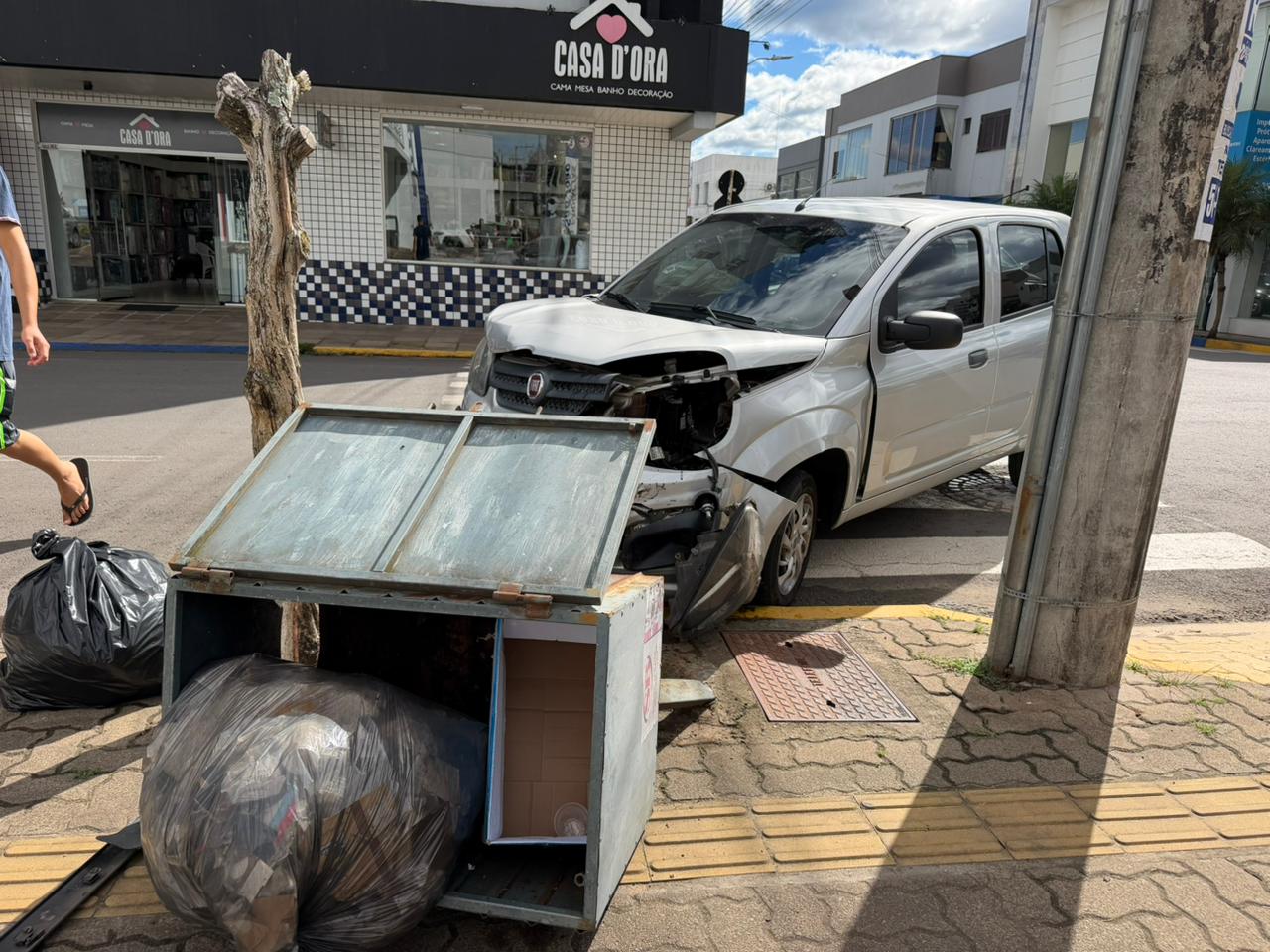 Colisão entre dois carros é registrada em cruzamento no centro de Taquara