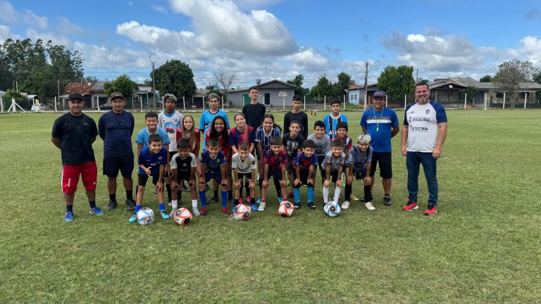Escolinha de futebol de campo de Parobé recebe novas bolas para atividades