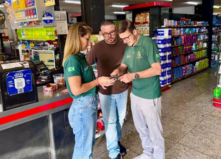 Representantes da Secretaria de Desenvolvimento Econômico visitam empresários para apresentar o app Emprega Mais Taquara