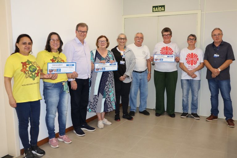 Ingresso solidário transforma show de humor em doação para entidades de Taquara