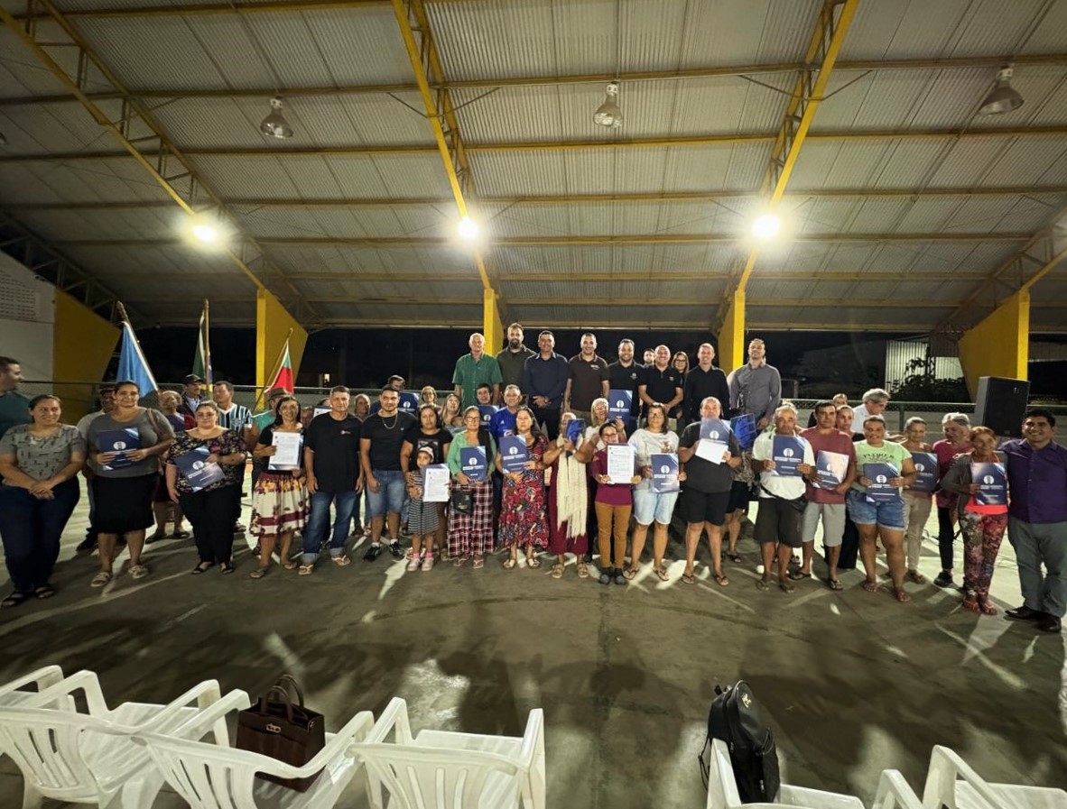 Parobé entrega matrículas e garante regularização fundiária para 45 famílias do Loteamento Rosa