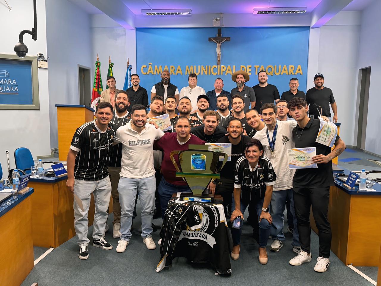 Câmara de Taquara homenageia equipe Gambazada pelo bicampeonato regional de futsal
