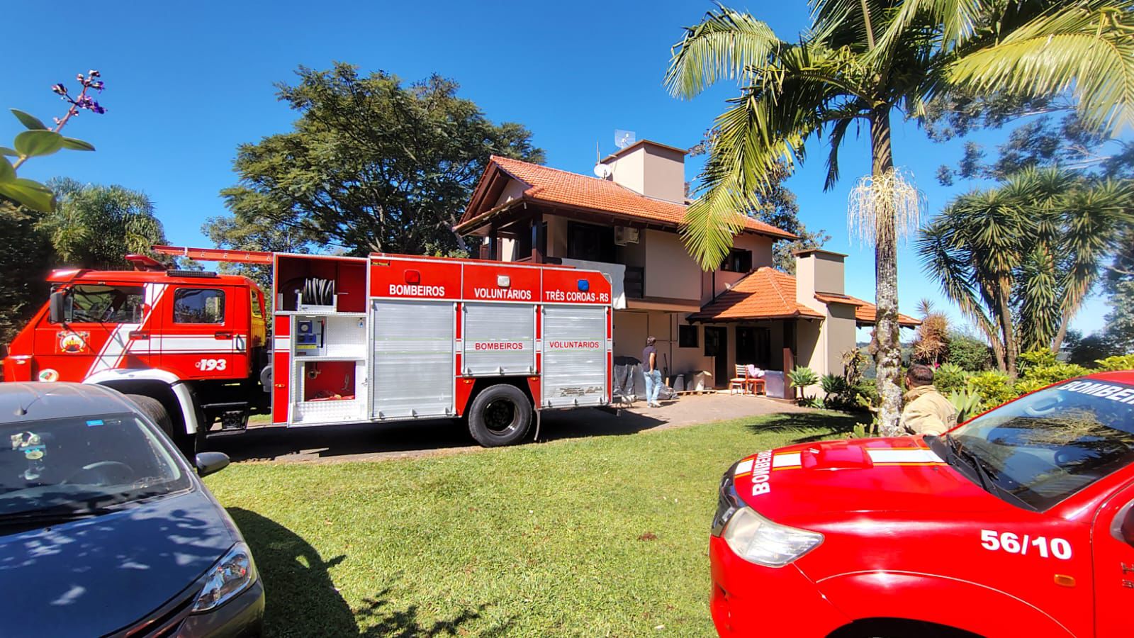 Bombeiros atendem ocorrências de fogo em carro e duas residências em Taquara e Três Coroas
