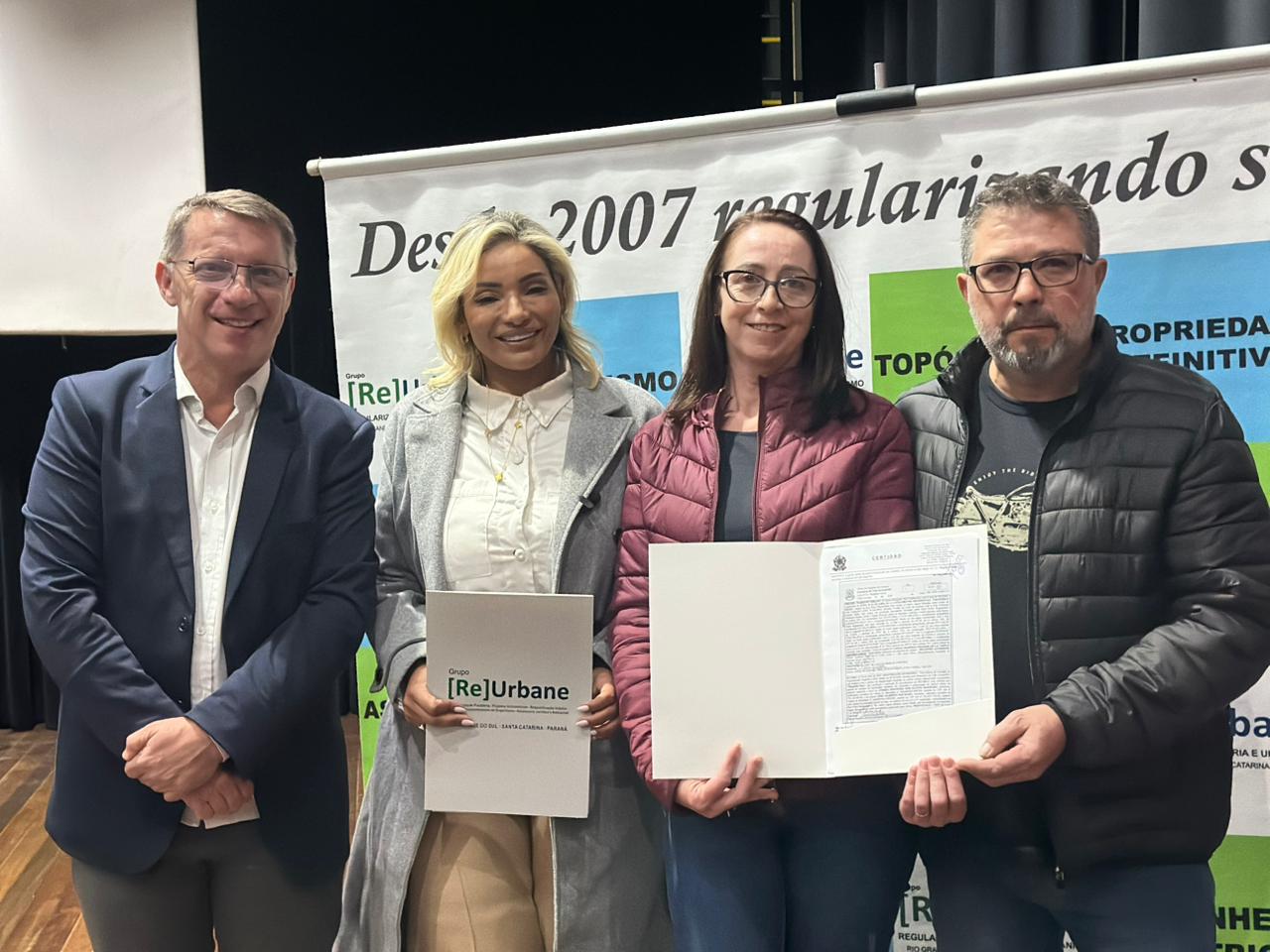 Três Coroas entrega primeiras matrículas por regularização fundiária
