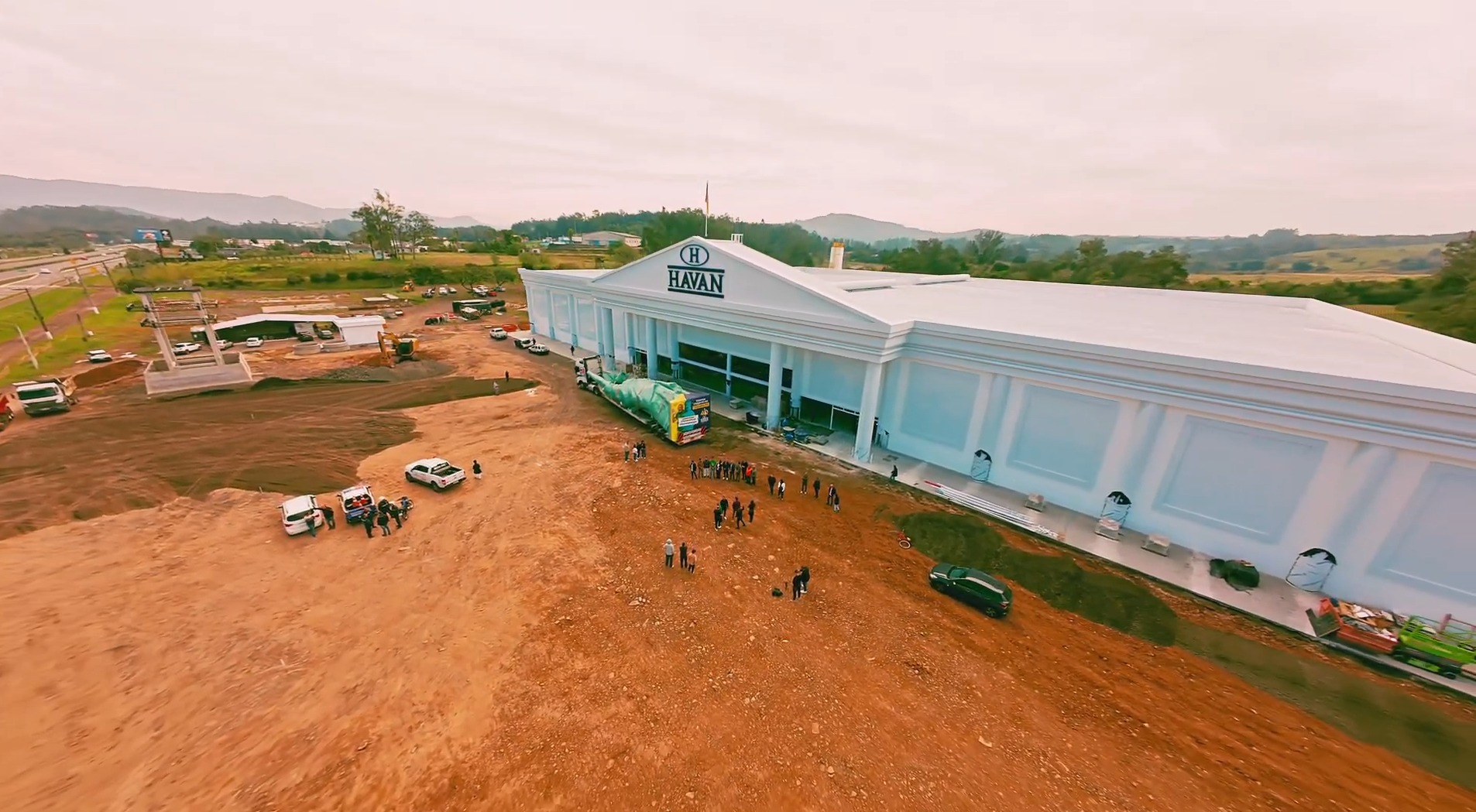 Estátua da Havan chega a Taquara e marca avanço nas obras da loja