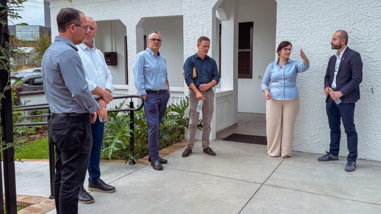 Diretor de Difusão Cooperativa do grupo Mondragon visita sede da Sicredi Caminho das Águas e Memorial Anneken