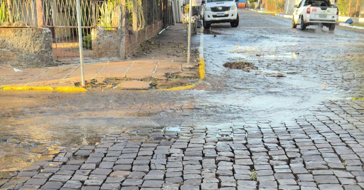 Corsan conserta rompimento de rede em Taquara