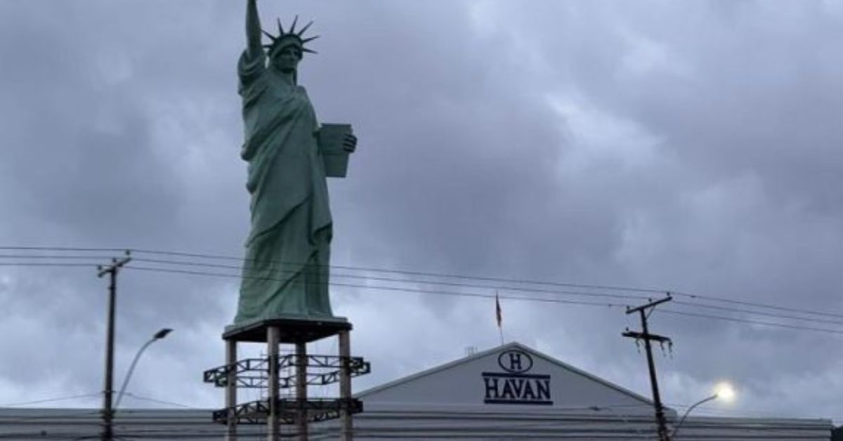Estátua da Havan é instalada em Taquara nesta sexta-feira (1/5)