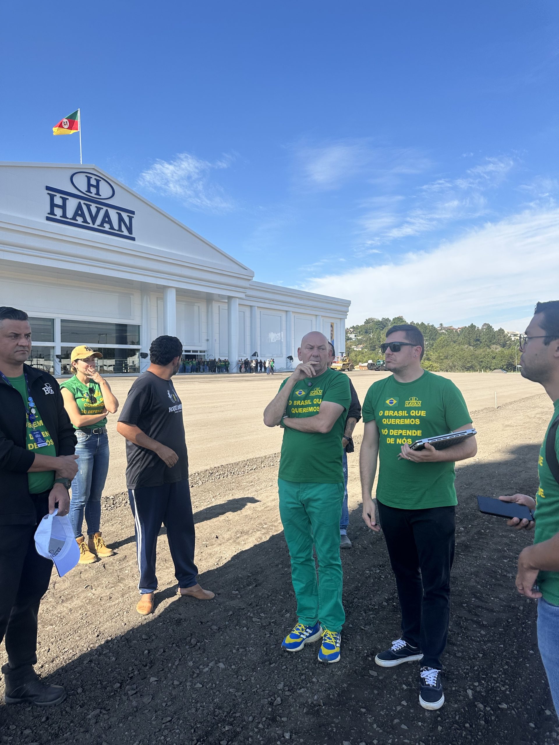 Luciano Hang faz nova visita na futura loja da Havan de Taquara
