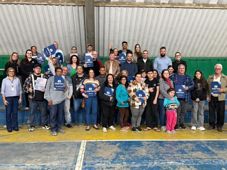 Parobé avança na regularização fundiária e entrega matrículas para 77 famílias do Loteamento Esperança