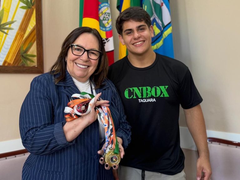 Atleta de Taquara campeão estadual de Levantamento de Peso Olímpico é recebido na Prefeitura