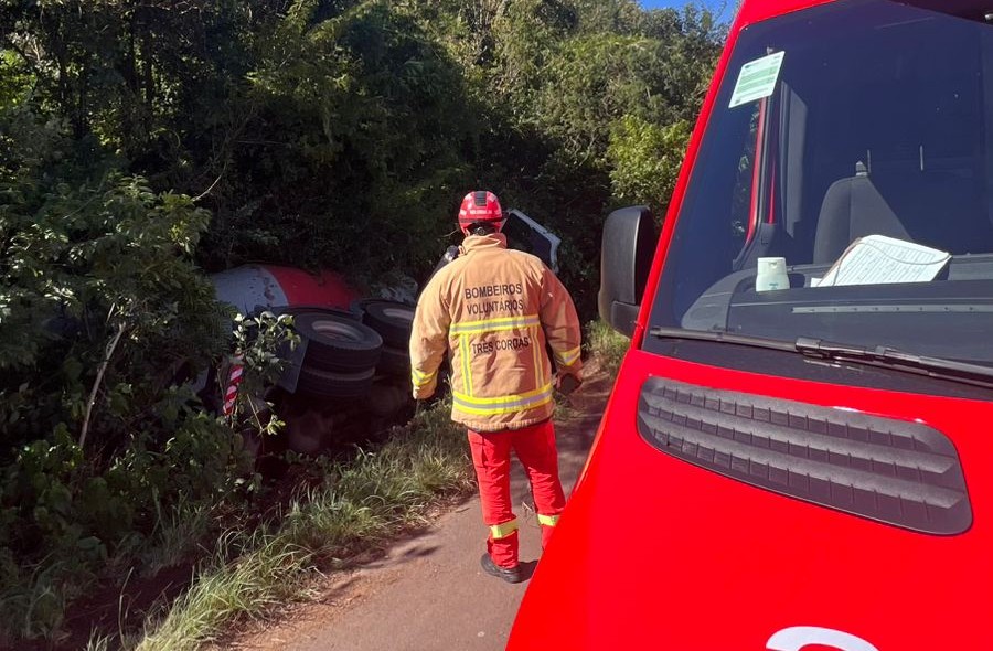 Colisão entre carro e caminhão na ERS-115 deixa dois motoristas feridos