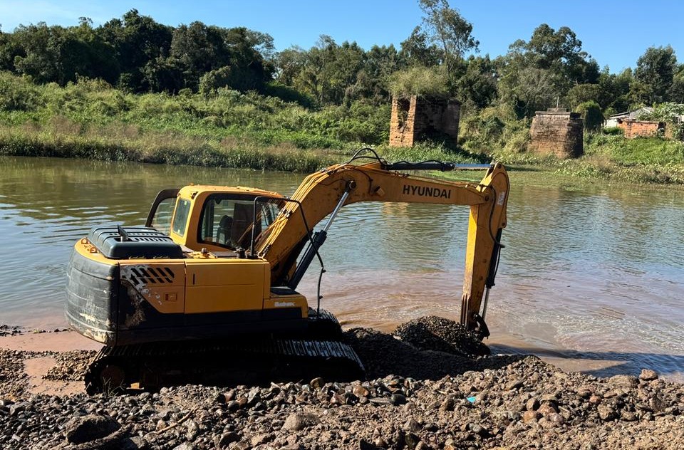 Defesa Civil de Parobé intensifica ações de prevenção às cheias e já supera 10 quilômetros de desassoreamento