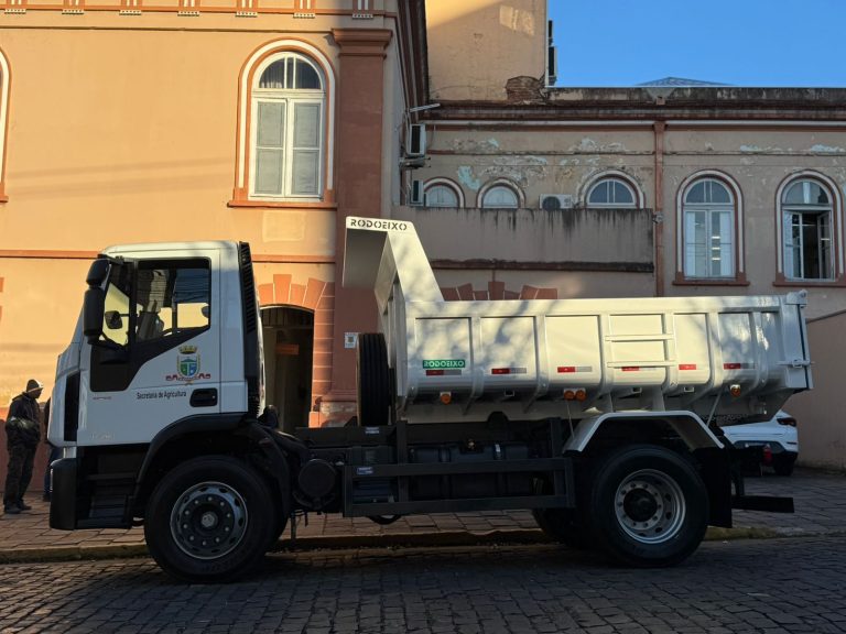Novo caminhão caçamba passa a integrar frota da Secretaria de Agricultura em Taquara
