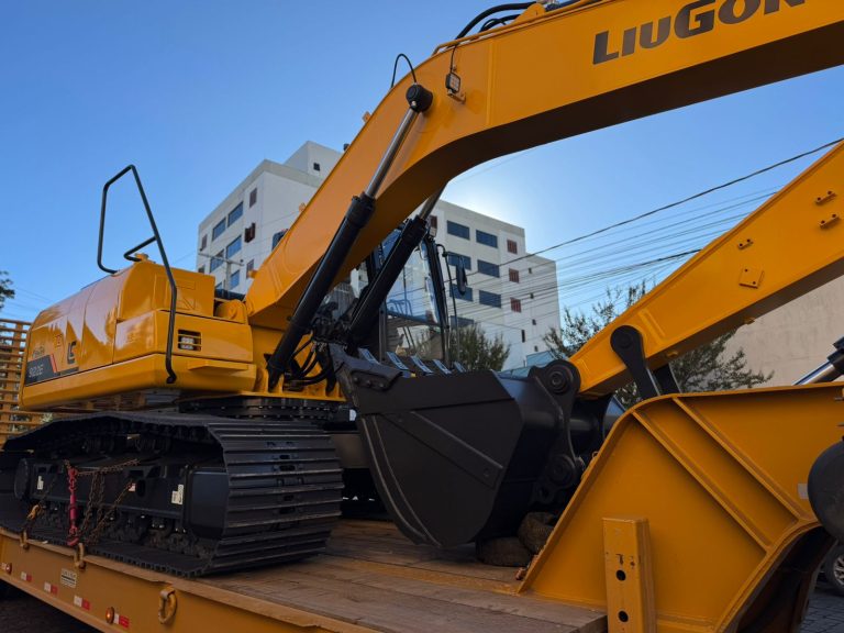 Secretaria de Obras e Serviços recebe escavadeira hidráulica para atuação na saibreira e manutenção de arroios